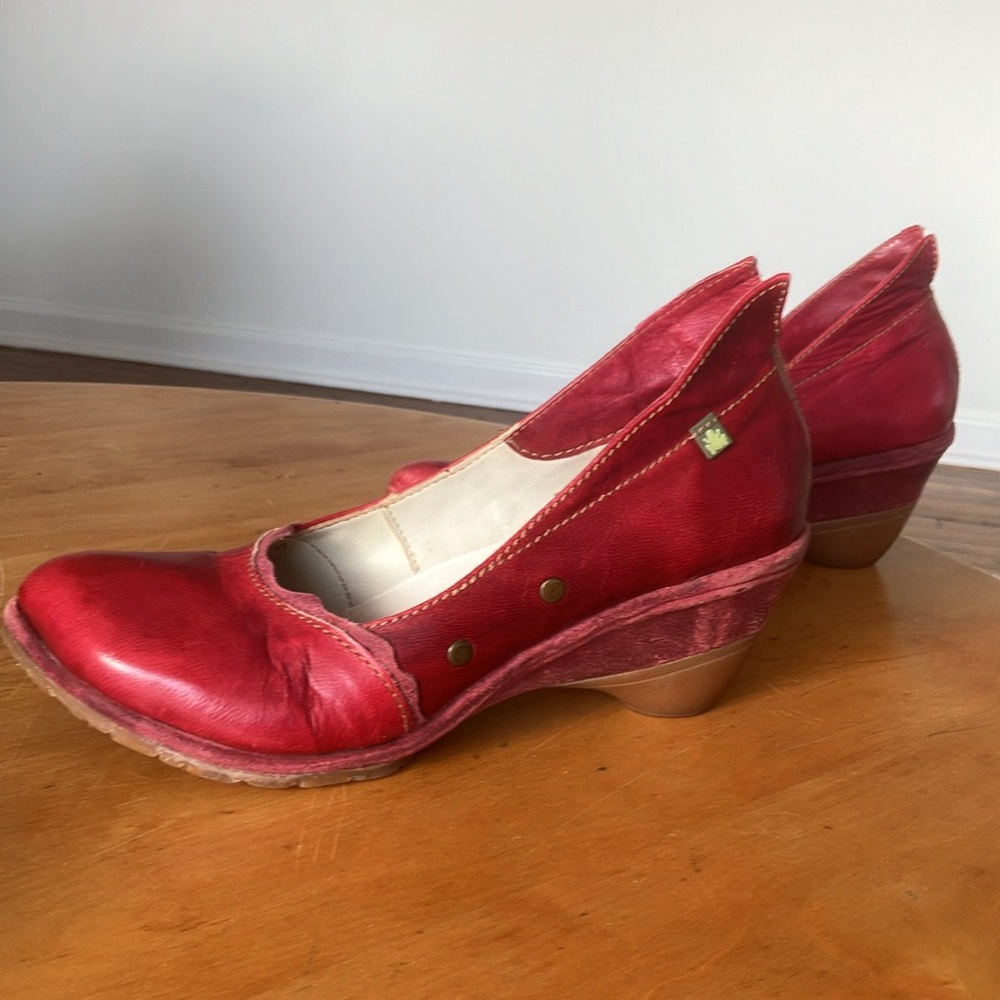 El Naturalista cranberry heels. - Picture 5 of 6